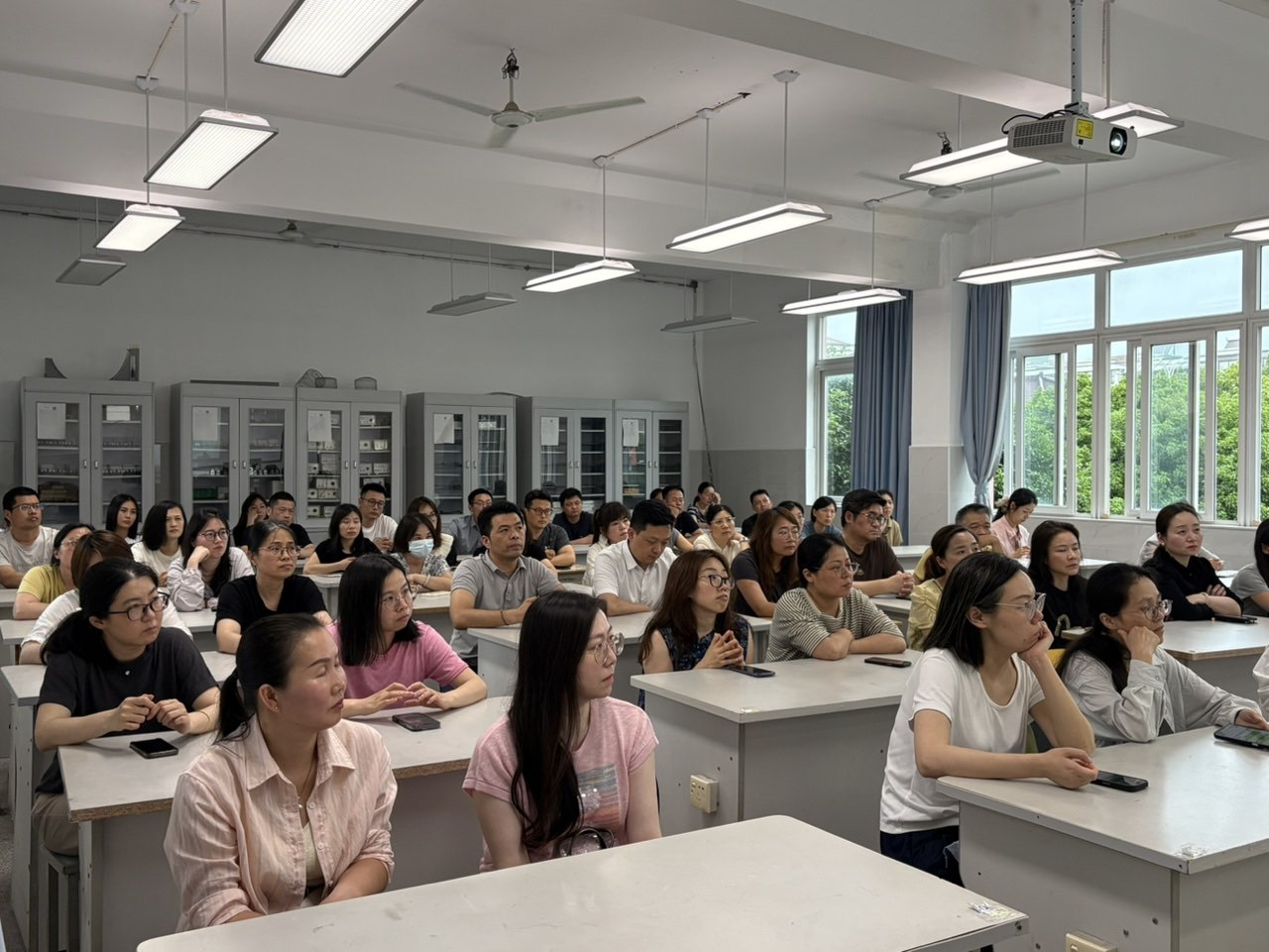 凝心聚力话成长，家校同心向未来  ——吴中区迎春中学顺利召开初一初二年级家长会